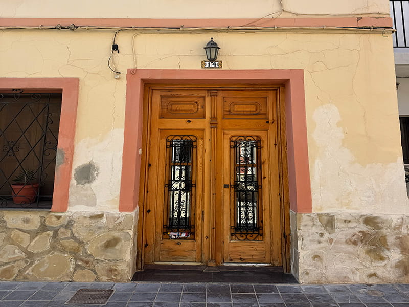 Деревянная входная дверь с коваными вставками в традиционном доме района Poblados del Oeste (Валенсия). How-To Spain